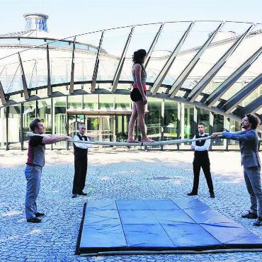 Schule platzt aus allen Nähten - Das Calatrava-Haus (hier als Hintergrund bei Aufnahmen des Fernsehens mit dem Circus Monti für den «Donnschtig-Jass») ist das Gesicht und Wahrzeichen der Kanti Wohlen. Und wird es wohl auch weiter sein. Bild: Archiv/pd