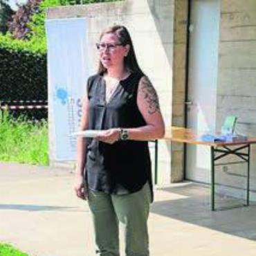 Sonne ist wunderbar – aber … - Nadine Baur, Natur- und Landschaftsschutzkommission, begrüsst zum Anlass.