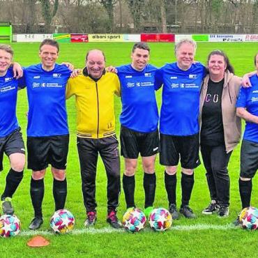 Wenn Politik keine Rolle spielt - Ein Teil des Teams nach einem Training in Buchs (von links): Roland Vogt (SVP), Michel Hassler (Leiter Kommunikation), Kapitän Jonas Fricker (Grüne), Patrick Frei (SVP), Luigi Ponte (Coach), Emanuel Suter (SVP), Andre Rotzetter (Die Mitte), Vera Milanovic (Präsidentin FC Buchs), Jürg Caflisch (Alt-Grossrat, SP), Adrian Bircher (GLP) und Hanspeter Hubmann (SP). Bild: zg