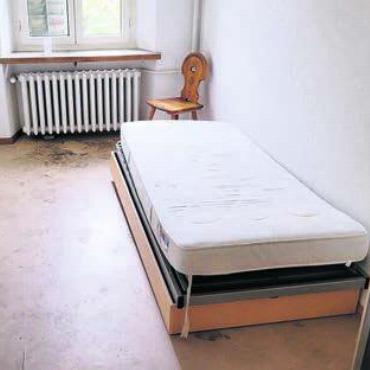 Unterkunft in Not - Nur für den Notfall: Die Zimmer in der Notunterkunft sind einfach gehalten. Bild: chh