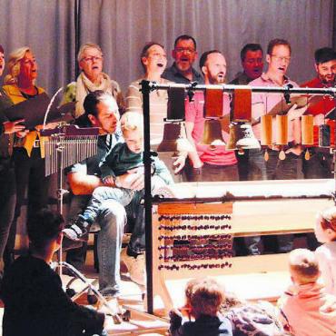 Im Zeichen der Jahreszeiten - Auch das «Challerer Chörli» bot eine Darbietung, brachte das Publikum unter anderem mit «Alperose» zum Singen. Bilder: Celeste Blanc