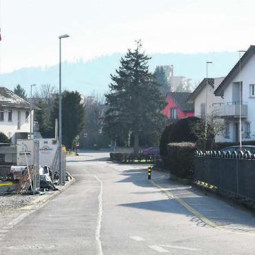 Auf Umwegen zur Sicherheit - An der Unteren Farnbühlstrasse hätte bereits im Jahr 2004 die erste Tempo-30-Zone in Wohlen eingeführt werden sollen. Ein Referendum stoppte das Vorhaben. Nun kommt Tempo 30 im Gebiet Farn doch noch. Bild: Daniel Marti
