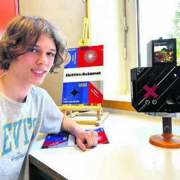 Besonderes Interview - Kevin Lehner,, 15, aus Waltenschwil. Er entwickelte den Skittles-Automat.