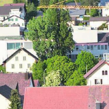 Umzug nach Lupfig? - Die Firmengebäude der Taracell in Künten liegen mitten im Wohnquartier. Bild: Archiv