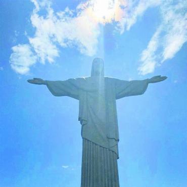 Der Werwolf, der an Ostern kam - Piu war im Januar dieses Jahres in seiner Heimat Brasilien. Auf seiner Reise machte er halt bei der eindrücklichen und weltbekannten Statue «Cristo Redentor» (Christus, der Erlöser) in Rio de Janeiro. Bild: Piu