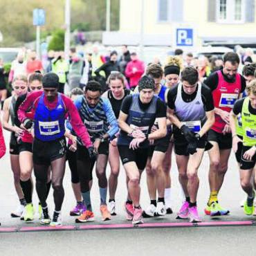 Sportlich attraktiver Lauf - Die Besten unter sich: Start der neuen Elitekategorie am Reusslauf in Bremgarten. Es folgte ein harter Kampf um den Sieg. Bild: awa
