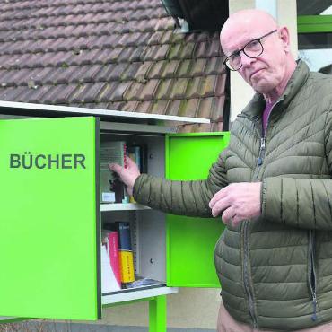 Einfach und unkompliziert - «Ein Buch rausnehmen, ein Buch hineinlegen» – das ist die Idee hinter dem Bücherschrank. Wie Roland Stampfli, Präsident der Kultur- und Freizeitkommission Aristau, sagt, sollen so auch die Leute zum Lesen gebracht werden. Bild: Sabrina Salm