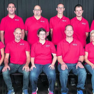 Mit Stolz die Schweiz vertreten - Die Aargauer Delegation mit den Mitgliedern des Behindertensportclubs Wohlen-Lenzburg, vorne (v. l.): Headcoach Irène Heinrich, Special-Olympics-Staff Tom Wieland, Anita Scherrer, Fabian Blesi, Coach Marlis Meier. – Hinten (v. l.): Patrick Schweiger, Marcello Zufferli, Patrick Nöthiger, Adrian Thomann, Coach Jürg Meier. Bild: pd