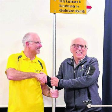 Gründervater tritt kürzer - Jens Howoldt übergibt Hans Kaufmann (rechts) einen persönlichen Wanderwegweiser. Bild: zg