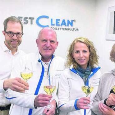 In neuen Händen - Über die neue Lösung erfreut: (v. l.) Urs Aschwanden (CEO), Gabriel Lüthy (CFO), beide ITS; Priskus A. Theiler, Margrit Meier, Erika Theiler, Roger Mäder von Restclean. Bild: zg