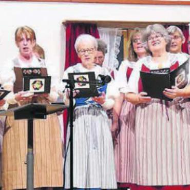 Weniger Chöre als auch schon - Gemeinsam singen – das tun verschiedene Trachtenchöre am Kantonalen Singsonntag, der kürzlich in Boswil stattfand. Bild: zg