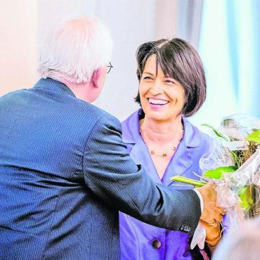 Routine herrscht noch nicht - Eines der Highlights: Stiftungsratspräsident Harold Külling mit Alt-Bundesrätin Doris Leuthard an der 25-Jahr-Jubiläumsfeier der Stiftung Roth-Haus im Murianer Festsaal. Bild: zg