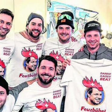 «Papi, du siehst aus wie ein Güggel» - Die Freiämter Fangruppe und ihr Star: Hinten, von links: Markus Dubler, Yanick Moser, Denis Dubler, Oliver Vogel, Skistar Beat Feuz, Philipp Strebel. Vorne: Marco Steiner, Markus Wyss. Bild: zg