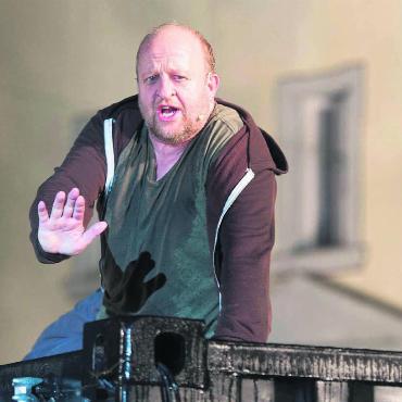 Sich immer wieder überwinden - Daniel Betschart in Aktion auf dem Klosterhof als Teil der Produktion des Osterspiels «La mih beruoren Dih» 2014. Bild: Archiv