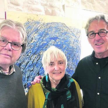 Alles fliesst – zum Selbstentdecken - Gelungene Vernissage (v. l.): Christoph Anderes, Werkstatt-Laden Winterthur, Künstlerin Diane Rotach und Hans Furter, Präsident der Kunstkommission. Bilder: Britta Müller