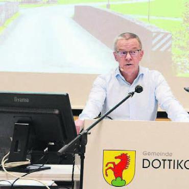 «Die Demokratie lebt» - An der «Gmeind» im November leitete Gemeindeammann Roland Polentarutti eine lange und intensive Diskussion um die Zukunft der Tieffurtbrücke. Der Gemeinderat wehrt sich darum gegen den Vorwurf, dass demokratische Grundrechte ausser Kraft gesetzt wurden. Bild: Archiv