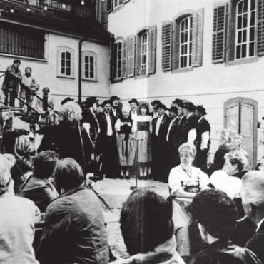 Fussballfieber und Jodelkonzert - Zahlreiche Jodelfest-Besucher in Bremgarten sind mit dabei bei den Proben und Aufnahmen des Fernsehens. Bild: Archiv