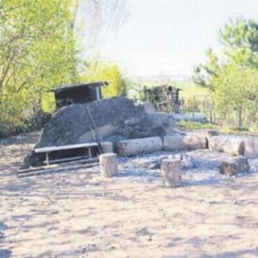 Von oben herab behandelt - Vorher – nachher: Auf Geheiss des Kantons musste der Weiher am Villmerger Dorfrand verschwinden, nun befindet sich hier ein Kiesplatz. Bilder: Archiv