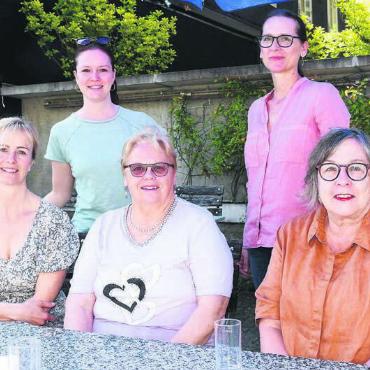 «Ein Mehrwert für die Politik» - Bei den Parteipräsidien sind die Frauen in Wohlen erstmals in der Mehrheit. Fünf Frauen lenken an der Spitze vier Parteien. Stehend (v.l.): Stefanie Dietrich (Mitte), Laura Pascolin (SP). Sitzend (v.l.): Sonja Isler-Rüttimann (Mitte), Berta Hübscher (EVP) und Marianne Keusch (Grüne). Bild: Daniel Marti