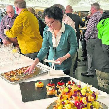 Nicht alles verändert sich - Das reich bestückte Apérobuffet fand regen Zuspruch bei den Wohlern und Wohlerinnen. Bilder: Walter Minder