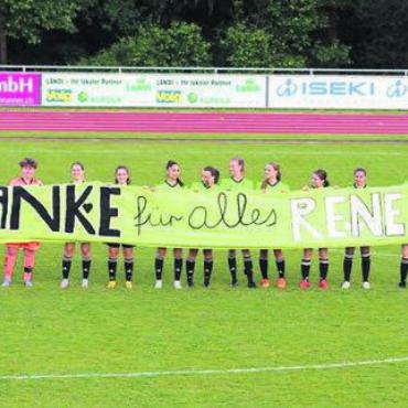 Emotionsreicher Abschied - Die Frauen des FC Mutschellen bedanken sich bei ihrem scheidenden Trainer, der aber zumindest im Verein bleibt.