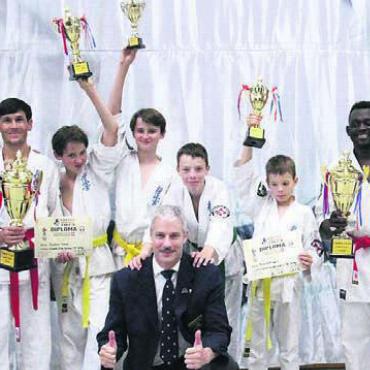 Stark bei Rekordanlass - Die Wohler am Trimmiser Cup. Hinten, von links: Roland Konrad (Coach), Kashmir Islami, Cédric Küchler, Yannick Küchler, Sascha Hoffmann, Nils Hoffmann, Martin Ngapout, Erich-Andreas Bürgisser (Coach). Vorne: Raphael Gauch (Schiedsrichter). Bild: zg
