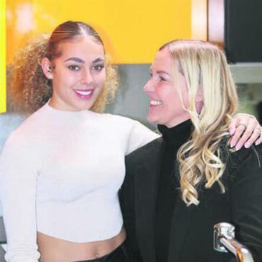 TikTok, Titel und grosses Turnier - Tochter und Fussballerin Alayah Pilgrim mit ihrer Mutter und grösstem Fan Tanja Pilgrim. Bilder: Stefan Sprenger / zg