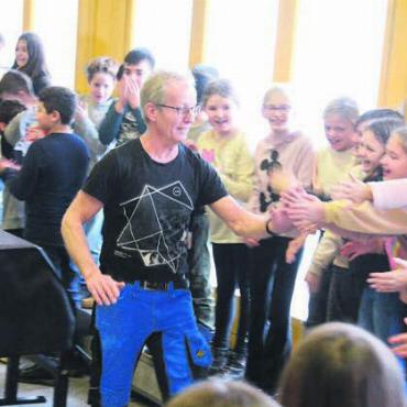 Ära Simmen geht zu Ende - Auf seiner Tour durch die Schule wurde Urs Simmen von allen Schülern und Schülerinnen bejubelt. Umgekehrt liess er es sich nicht nehmen, sich bei allen persönlich zu verabschieden. Bilder: Chregi Hansen