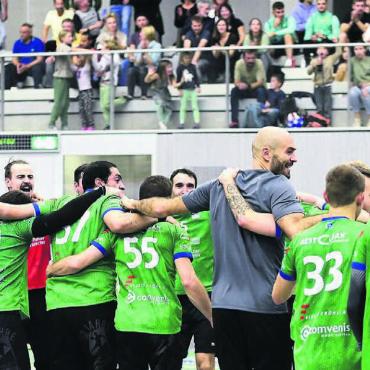 Gefühlsarmer Aufstieg - Hier feiert Mutschellen den Derbysieg gegen Muri II. Das Team, das vor einem Jahr ultraknapp am Aufstieg in die 1. Liga gescheitert ist, feiert nun die Rückkehr in die 1. Liga. Eine Party in der Burkertsmatt bleibt aber verwehrt. Bild: awa/Archiv