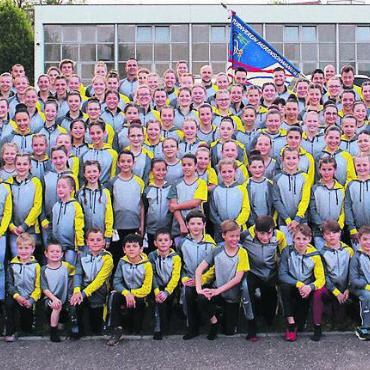 Das Können gezeigt - Die Merenschwander Turnfamilie wächst Jahr für Jahr, das wird beim obligaten Vereinsfoto sichtbar. Bild: zg