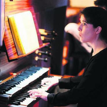Spürbare Harmonie - Sharon Prushansky spielte erst am Flügel, bevor sie an die Orgel wechselte.