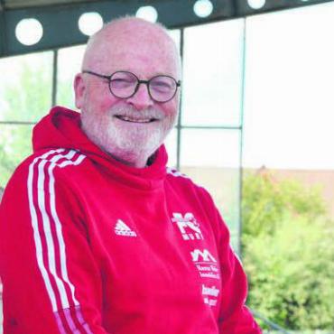 «Früher war es Fleisch, heute Gemüse» - Maurus Weber auf der Tribüne des Stadions Brühl in Muri. Bild: Archiv