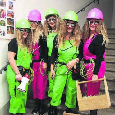 Höchst lebendiges Brauchtum - Endlich können sich die Frauen beim bunten Maskentreiben wieder in ihre Kostüme kleiden und munter feiern.
