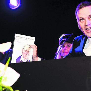 Er hat seine Berufung gefunden - Vorgänger und Nachfolger tauschten als Geschenke Bücher aus: Alex Hürzeler (links) übergab das Amt des Landammanns an Jean-Pierre Gallati. Bild: Alexander Wagner