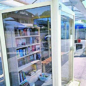 Offener Bücherschrank - Gleich neben dem Dorfladen wurde eine alte Telefonkabine in einen Bücherschrank umfunktioniert. Bild: zg