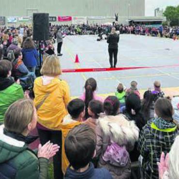 Die riesige Turnshow - Die Dreifachturnhalle war phasenweise proppenvoll. Draussen sah es nicht anders aus.