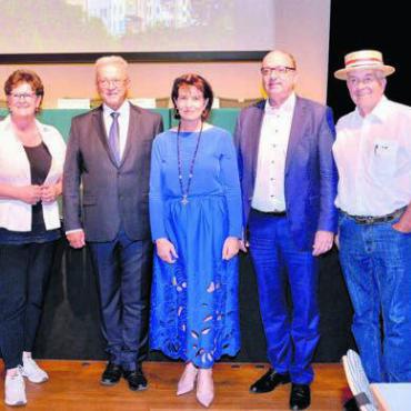 Eine Art Freiämtersturm - Bild mit der ehemaligen Bundesrätin (v. l.): Hanspeter Hilfiker, Stadtpräsident Aarau; Milly Stöckli, Verbandspräsidentin Aargau; Georges Schmid, Präsident SVBK; Alt-Bundesrätin Doris Leuthard; Regierungsrat Markus Dieth; Ruedi Donat, OK-Präsident; Daniel Müller, Leiter Ortsbürgergut Aarau. Bild: pd