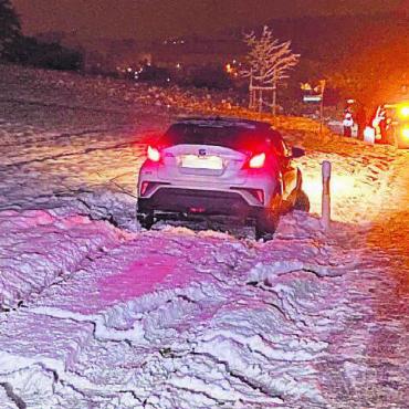 Selbstunfall mit Folgen - Das Fahrzeug blieb nach Selbstunfall in Sarmenstorf im Wiesenland stecken. Bild: pd