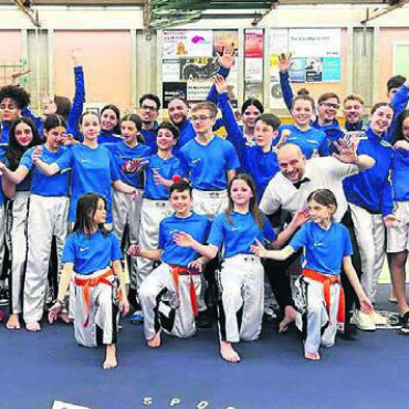 Beeindruckend: Wohlen holt 30 Medaillen - Die Delegation von Kickboxing Wohlen in Reinach. Bild: zg