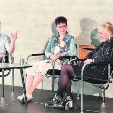 Künstlerin trifft Pflegefachfrau - Moderator Jörg Meier befragte an diesem Morgen Chantal Gilomen Reusser (Mitte) und Brigitte «Furi» Hundt. Bild: zg