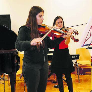 Musikalische Jungtalente im Einsatz - Berührende Klänge: Diese Schülerin vermochte an der Violine zu begeistern.