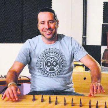 Einer von ganz wenigen - Musik ist seine Leidenschaft: Ronny Wyssmüller am Monochord. Bild: cbl