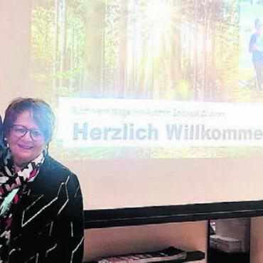 Stimmungsvoller Anlass - Ronny Spiegelberg ist der Verleger des Buches von Beatrice Widmers Knieodyssee. Bild: zg