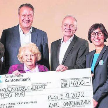 Mit Weihnachtskarten unterstützt - Die Spendenübergabe, von links: Thomas Wernli, scheidender Direktor, Maria Vollenweider, Pflegi-Bewohnerin, Michael Wertli, Regionalleiter AKB Wohlen, Thomas Suter, AKB Muri, Margit Schneider, neue Direktorin, und Franz Hold, Präsident Verein Pflegi Muri. Bild: zg