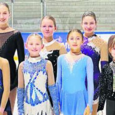 Eisprinzessinen mit zwei Podestplätzen - Der Auftakt geglückt (v. l., hintere Reihe): Ruth von Arx, Lara Menneking, Livia Franken, Linda Brandis, Lisa Wille, Letizia Nestler, Laura Pascolin. Vordere Reihe v. l.: Sindy Gränacher, Jenni Gränacher, Raina Döring, Nikki Gottet, Cristella Künzler, Lilly Gottet. Bild: zg