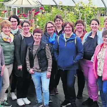 Rosen und Gourmetschmaus - Die Ortsvertreterinnen der Landfrauen und Bäuerinnen Bezirk Muri erfahren an ihrem Ausflug viel Wissenswertes über Rosen. Bild: zg