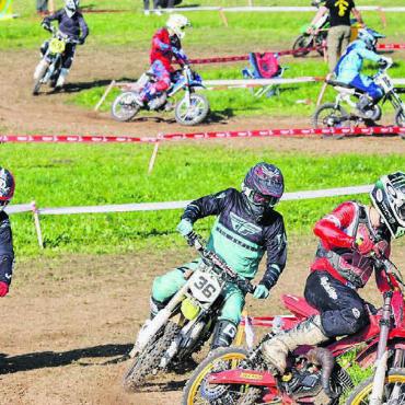Premiere in Buttwil - Kleiner als ein Motocross, aber trotzdem sind actionreiche Rennen garantiert: Mofacross. Bild: zg