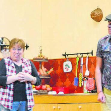 Prima Unterhaltung - Die Bäuerin Barbara Mosismann (gespielt von Helen Wallimann) hat mit allerlei Gestalten zu tun. Bild: Roger Wetli