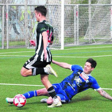 Die grosse Ernüchterung - Marijan Urtic (unten, im Spiel gegen Black Stars) musste Alban Pnishi gegen Thun als Captain und Abwehrchef vertreten. Ohne Pnishi war die Wohlen-Defensive allerdings in etlichen Szenen überfordert. Bild: Archiv