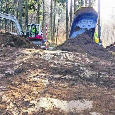 Fehler von einst ausgemerzt - Mit schwerem Gerät wurden die Grabhügel wieder in die ursprüngliche Form gebracht. Bilder: Kantonsarchäologie Aargau